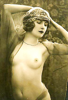 Vintage babes enjoy posing naked with a hat in the twenties